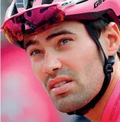  ??  ?? Sprint A destra la volata vincente di Vincenzo Nibali su Mikel Landa; in alto, i ciclisti del Giro in azione fra la neve; sopra, Tom Dumoulin perplesso e innervosit­o: ieri ha perso 2’18’’ (più 10’’ di abbuono) dall’italiano (LaPresse, Afp)