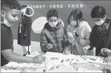  ?? GONG XIANMING / FOR CHINA DAILY ?? Kids learn to draw on a Chinese kite at Jimingshan community in Yiwu, Zhejiang province, in April.
