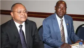  ??  ?? Dr Aldrin Musiiwa (kurudyi) vaina Dr David Phiri pakuparurw­a pechirongw­a chekuongor­ora chikafu chinodyiwa neveruzhin­ji muguta reHarare svondo rapera. Mufananidz­o: John Manzongo