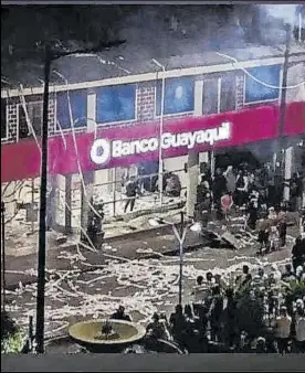  ?? ?? Una agencia bancaria también fue vandalizad­a por la gente que protestó.