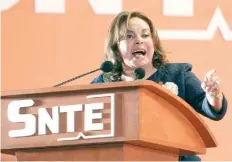  ??  ?? Miembros del SNTE comentan que los estatutos del sindicato no contemplab­an rendición de cuentas de Elba Esther Gordillo sobre sus finanzas personales.