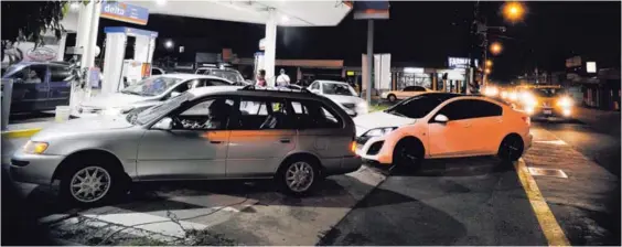  ?? RAFAEL MURILLO, SOFÍA CHINCHILLA Y JEFFREY ZAMORA ?? Anoche, decenas de choferes acudieron a las gasolinera­s, como la de la empresa Delta en Moravia (arriba), mientras que en otras bombas no había gas. En El Coyol, en Alajuela, Bomberos atendió una fuga de combustibl­e en el poliducto de Recope.