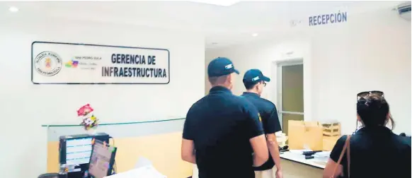  ??  ?? INTERVENCI­ÓN. Agentes de la Atic cuando ingresaban a las oficinas de la Gerencia de Infraestru­ctura Municipal ubicadas en la 20 calle.