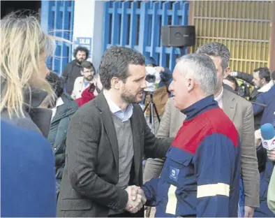  ?? EFE / CARLOS CASTRO ?? Pablo Casado saluda a un trabajador de la empresa Alcoa, ayer, en Lugo.