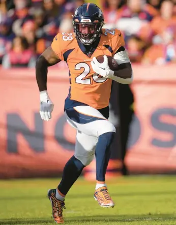  ?? DAVID ZALUBOWSKI/AP ?? Running back Latavius Murray thought his career was over. The Broncos gave him a shot, and he’s off and running.