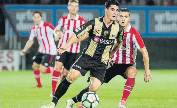  ?? FOTO: JUAN ECHEVERRÍA ?? Hacia arriba Jon Iru ve al Barakaldo preparado para pelear por una de las plazas de playoff en la recta final de la temporada