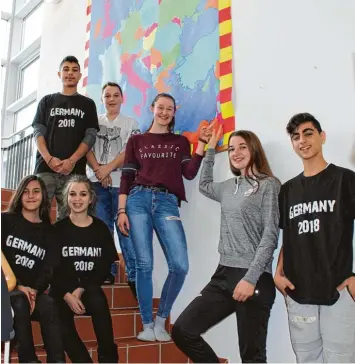  ?? Foto: Sabrina Schatz ?? Jeweils 19 Schüler aus Babenhause­n und der israelisch­en Stadt Shef’ Amr nehmen bei dem Jugendaust­ausch teil. In der Jubi ler nen sich die Gruppen besser kennen.
