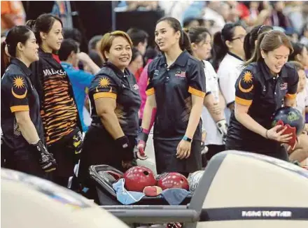  ??  ?? (From left) Esther Cheah, Syaidatul Afifah Badrul Hamidi, Shalin Zulkifli, Natasha Roslan and Sin Li Jane will be gunning for gold in the women’s event at the Asian Games.