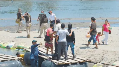  ?? /EDUARDO TORRES ?? Guatemalte­cos h an tenido que retornar a su país ante el cierre de la frontera