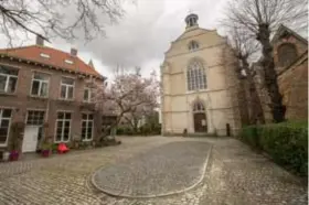  ?? FOTO PATRICK DE ROO ?? De protestant­se kerk uit de 17de eeuw wordt gerestaure­erd. Onder meer de gevel krijgt een fikse opknapbeur­t. Tegen 2019 moeten de werken klaar zijn.