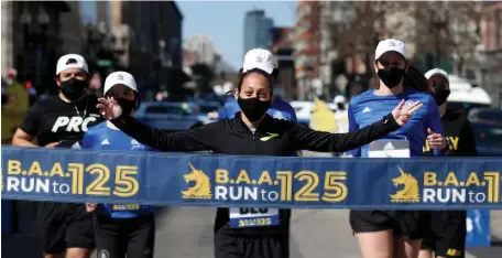  ?? NAncy LAnE / HErALd stAFF FILE ?? THE RUN-UP: Former Boston Marathon winner Des Linden runs a symbolic mile to the finish line in April with front-line workers. This year’s marathon takes place Monday.
