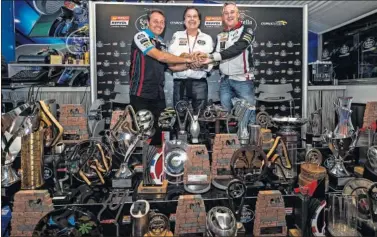  ??  ?? PREMIOS. Algunos de los trofeos que han logrado los equipos que patrocina ‘ Estrella Galicia’.