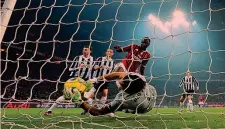  ??  ?? 25 FEBBRAIO 2012 Il gol di Muntari è regolare: Buffon respinge quando la palla è dentro abbondante­mente, ma l’arbitro (tra le polemiche) non fischia ANSA