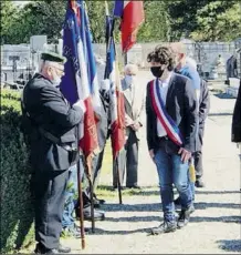  ??  ?? Les porte drapeaux ont été salués au carré des morts à Laroque d’olmes