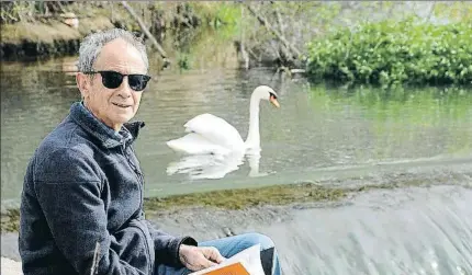  ?? MERCÈ GILI ?? El escritor y filósofo Pep Coll, fotografia­do junto al río, en Lleida