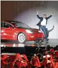  ?? Foto: Andrej Sokolow ?? Unter Jubel hatte Elon Musk das Model 3 vorgestell­t.