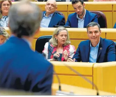  ?? JUANJO MARTÍN / EFE ?? Pedro Sánchez y Nadia Calviño escuchan a Alberto Núñez Feijóo en el Senado.