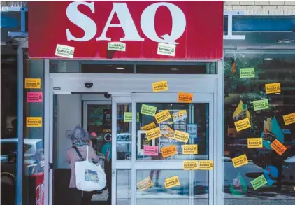  ?? VALÉRIAN MAZATAUD LE DEVOIR ?? Les employés des magasins et des bureaux de la SAQ sont sans convention collective depuis le 31 mars 2017.