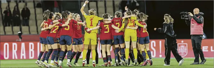  ?? FOTO: EFE ?? El corro de las campeonas. Había motivos de sobra para celebrarlo, después de que la fiesta ‘post título mundial’ apareciese enturbiada por todo el caso Luis Rubiales. Las jugadoras merecían una fiesta grande