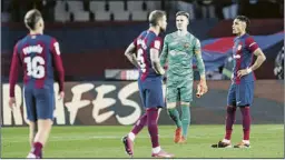  ?? FOTO: P. PUNTÍ ?? Golpe moral del barcelonis­mo ante el Granada. Creer es cosa del equipo