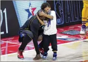 ?? BRYNN ANDERSON / ASSOCIATED PRESS ?? New York Knicks center Julius Randle gets a hug from his son Kyden during the NBA All-Star Game in Atlanta on March 7.