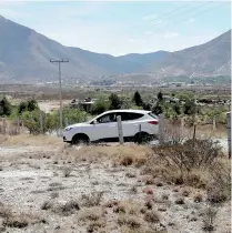  ??  ?? Las autoridade­s detectaron que algunos paseantes evadían el filtro y atravesaba­n por un camino de terracería al cortar una cerca perimetral.