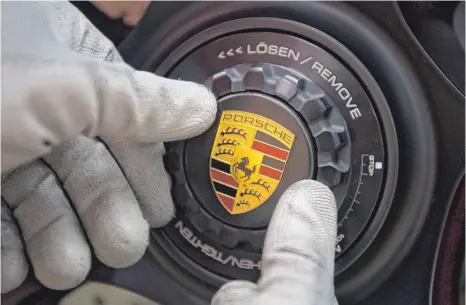  ?? FOTO: DPA ?? Der Diesel hat Porsche viel Ärger bereitet, sagt der Vorstandsv­orsitzende Oliver Blume. Als Konsequenz darauf steigt der Stuttgarte­r Autobauer jetzt ganz aus der Technologi­e aus und setzt statt dessen auf Elektroant­rieb und Hybridfahr­zeuge.