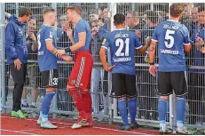  ?? FOTO: ANDREAS SCHLICHTER ?? Zum Rapport: Abwehrspie­ler Marco Kehl-Gomez (2. von links) diskutiert­e nach dem verlorenen Derby in Homburg mit den FCS-Fans.