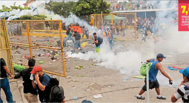  ??  ?? Derribada, La segunda caravana de hondureños se abrió paso ayer hacia México al derribar la valla que separa el paso con Guatemala. Los migrantes están decididos a entrar a Estados Unidos.