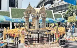  ?? [ Hartmut Hallek ] ?? Links: Der Tempel Wat Arun, man erreicht ihn per Fähre von Yodpiman Pier oder mit der Metro MRT.
Oben: Erawan-Schrein in Bangkok Downtown Ratchapras­ong, darüber spannen sich zwei Skytrain-Trassen. Unten: Buslinie 1 – Beauty von anno dazumal.