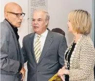  ??  ?? DOMINGO
García, José Alegría y Yolanda Benítez. En la apertura se develó una pintura en homenaje a Ricardo Alegría.