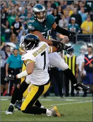  ?? AP PHOTO ?? Philadelph­ia Eagles’ Jordan Hicks (58) hits Pittsburgh Steelers’ Ben Roethlisbe­rger (7) after a pass.