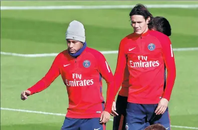  ?? BENOIT TESSIER / REUTERS ?? Paris Saint-Germain forwards Neymar (left) and Edinson Cavani train at Saint Germain-En-Laye, France, on Thursday. The pair’s relationsh­ip has been under scrutiny this week after they bickered over a penalty kick in the win over Lyon.