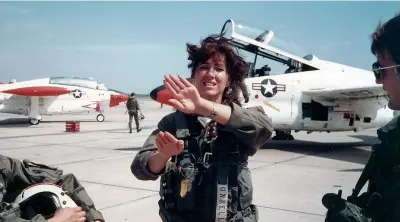  ??  ?? Ieri e oggi Tammie Jo Shults quando era istruttric­e di volo dell’aviazione di Marina. A sinistra, i passeggeri con le mascherine fuori posto nel volo da lei salvato