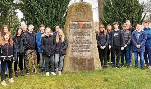  ?? FOTO: DANA KUNZ ?? Schüler aus Klassenstu­fe  des Salza-gymnasiums am Denkmal der ermordeten Häftlinge auf dem Gelände der Thüringer Wollgarnsp­innerei.