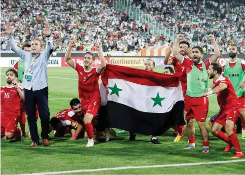  ?? Foto: AFP/Atta Kenare ?? In letzter Minute Platz drei und den Playoff-Einzug gerettet: Syriens Fußballer im Asadi-Stadiom von Teheran