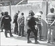  ??  ?? Policías detienen a una banda de secuestrad­ores en Ciudad de México. La Federación anunció recursos contra el plagio en cinco estados