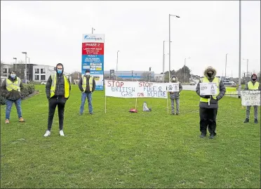  ?? Pictures: Andy Jones ?? British Gas staff gathered at the Orbital Park roundabout on Monday, erecting banners and holding up placards