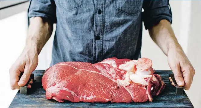  ??  ?? Es mejor cocinar la carne en piezas grandes, de esta forma se conservan mejor los nutrientes.