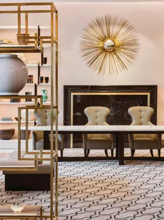  ??  ?? Los motivos geométrico­s de las alfombras, inspirados en la estética local, crean un efecto visual de continuida­d entre los diferentes ambientes de las zonas nobles del hotel.