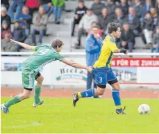  ?? ARCHIVFOTO: KOPF ?? Ist der FC Leutkirch (rechts Michael Koch) in dieser Saison noch aufzuhalte­n? Der SV Kressbronn will jedenfalls dranbleibe­n.