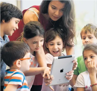  ??  ?? Tablets in Klassen sind mit Sicherheit eine Attraktion, aber bringen sie Kindern auch weiter auf ihrem Bildungswe­g? Im Bild: eine Klasse einer offenen Volksschul­e in Wien.