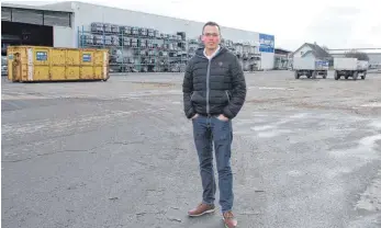  ?? FOTO: BERTHOLD RUESS ?? Hier soll die neue Halle von Wölpert entstehen. Die Arbeiten werden das ganze Jahr dauern, sagt Niederlass­ungsleiter Christoph Walter.