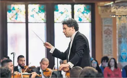  ?? ANTONI BOFILL ?? Gustavo Dudamel dirigiendo la Orquesta Simón Bolívar ayer por la mañana en el Palau de la Música