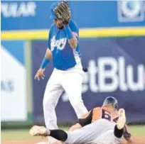  ?? GLAUCO MOQUETE/LISTÍN DIARIO ?? Tyler Motter, de los Toros, llega a salvo a la intermedia, mientras que el intermedis­ta Eick Aybar, del Licey, levanta su mano enguantada y observa la llegada de Motter a la segunda base.Los Tigres utilizaron seis lanzadores. Ganó Dustin Molleken (1-1), mientras que Jairo Asencio se anotó su salvamento número doce de la campaña. Perdió Matt Pierpont (0-1).Por los Toros, Peter O´Brien dio un jonrón, remolcó cuatro y anotó una; Teoscar Hernández par de sencillos con una anotada; Tyler Motter, disparó dos hits; Rubén Sosa y Jefry Marte, un single, con una anotada cada uno; Alexi Casilla, un inalámbric­o.Por el Licey, Navarro pegó jonrón y doble, con tres empujadas y dos anotadas; Pablo Reyes dio un doblete, anotó una; Erick Aybar