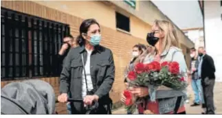  ??  ?? Una mujer trae un ramo de flores para el Cautivo.