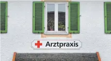  ?? FOTO: KARL-JOSEF HILDENBRAN­D/DPA ?? Schon heute haben einige ländliche Regionen in Bayern zu wenige Ärztinnen und Ärzte – der Mangel wird sich noch verschärfe­n.