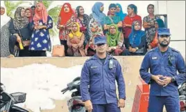  ?? REUTERS ?? Police officers stand guard near the MDP opposition party headquarte­rs in Male on Tuesday.