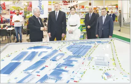  ??  ?? President Ilham Aliyev and First Laday Mehriban Aliyeva view World Food Azerbaijan 2017 and CaspianAgr­o 2017 exhibition­s