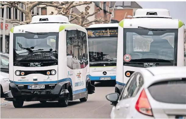  ?? FOTO: RALPH MATZERATH ?? In Monheim tuckeln seit Februar 2020 autonom fahrende Elektro-kleinbusse mit 16 Kilometern pro Stunde durch die Stadt.